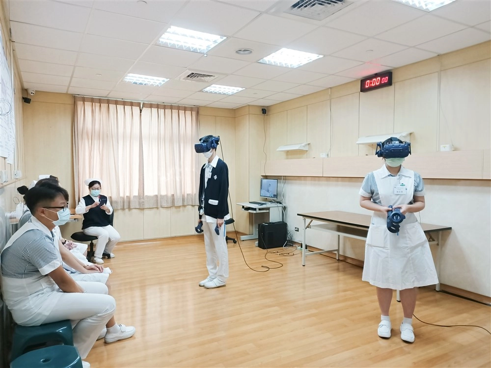 護理實習學生於台北慈濟醫院教學部體驗虛擬實境教案。