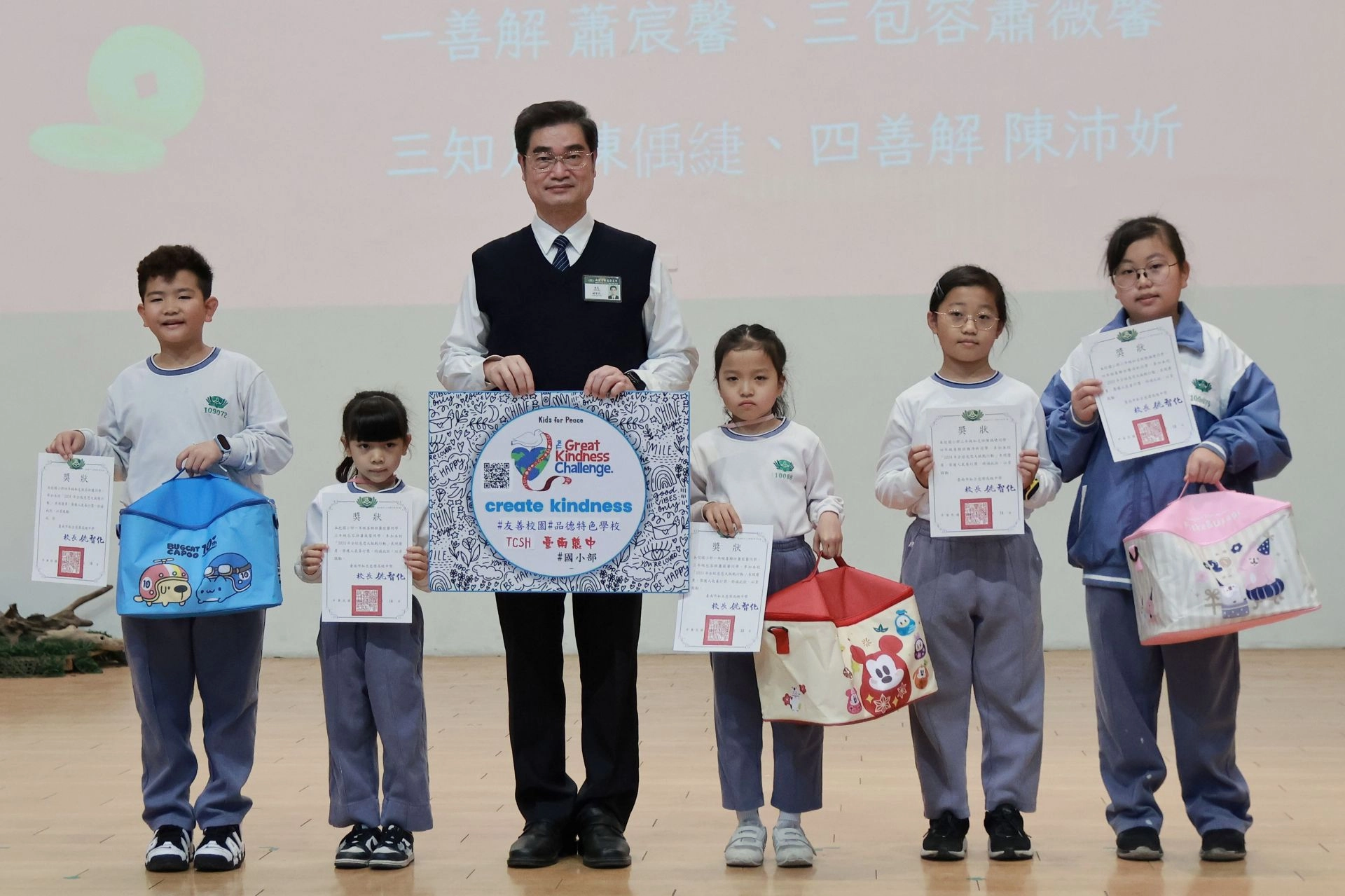 慈悲大挑戰「人氣善行獎」頒獎，學校特別挑選精美獎品鼓勵學生進行挑戰。