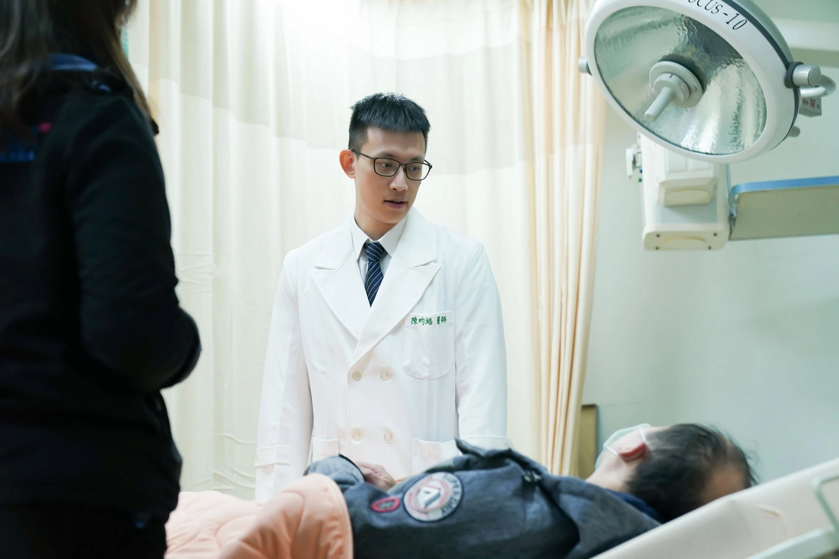 陳畇澔醫師探視病人示意照。