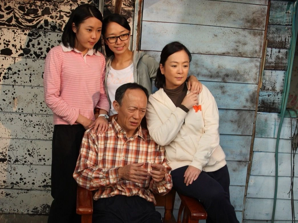 《有你真好》何依霈(右後)蔡函岑(左後)飾演姊妹，金士傑(左前)趙永馨(右前)飾父母