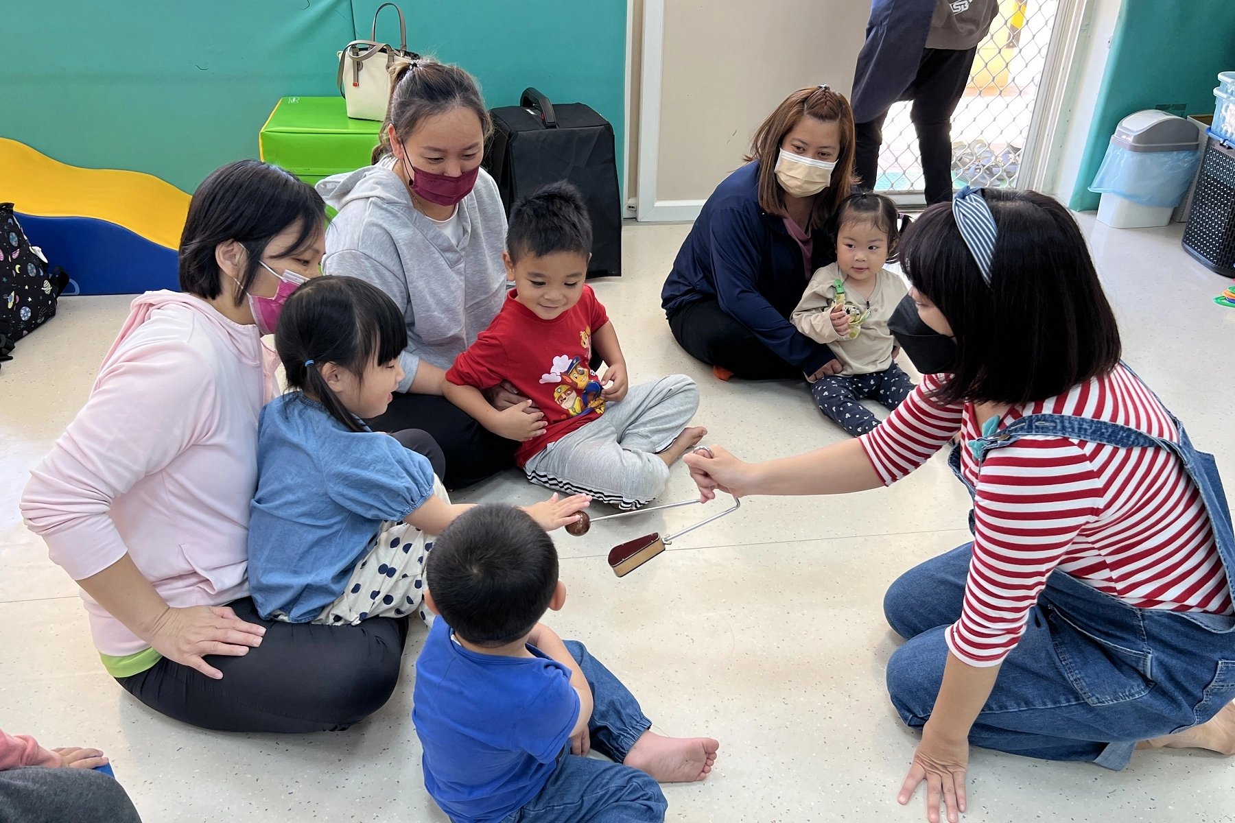 旗山早療中心邀請家長和幼童一起玩音樂