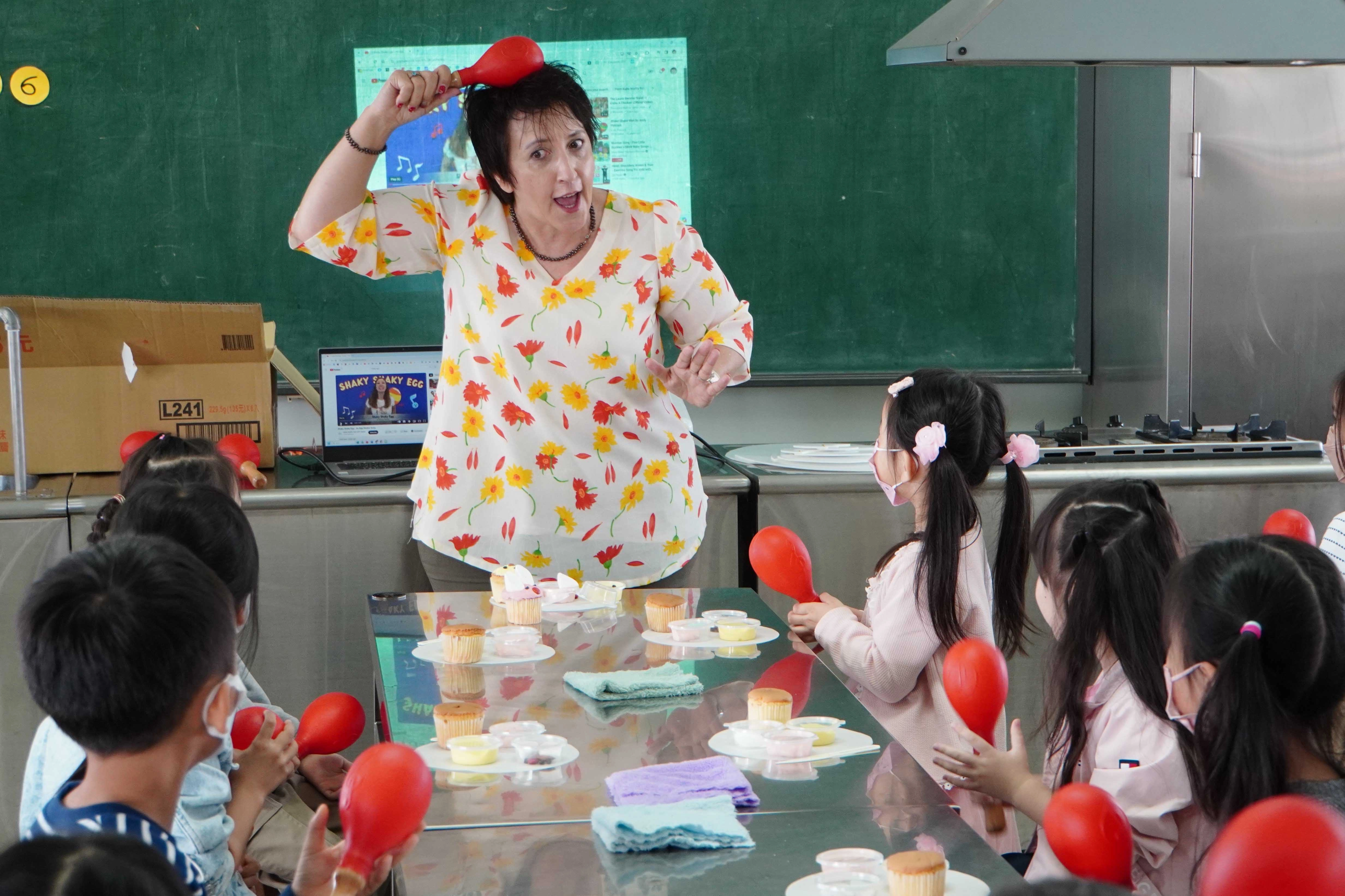 Connie老師帶孩童體驗烘焙課程，從動手操作中自然地聽說英語。