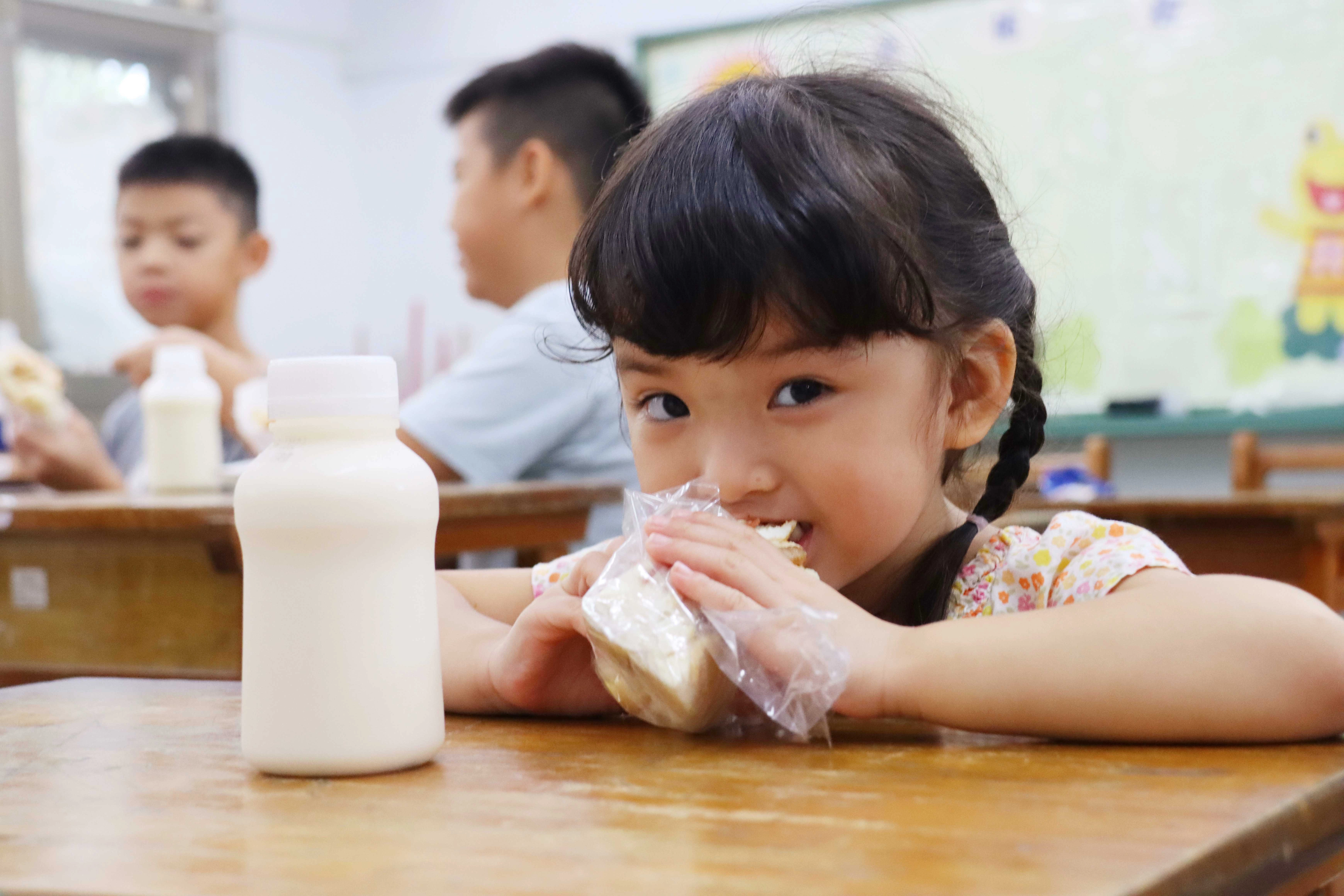 營養的早餐給予孩子足夠的養分迎接一天的學習