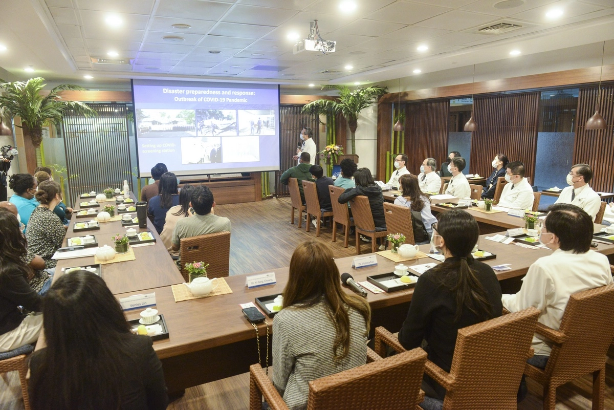 活動安排三位講師，依序說明台北慈濟醫院防疫作為與照護經驗。