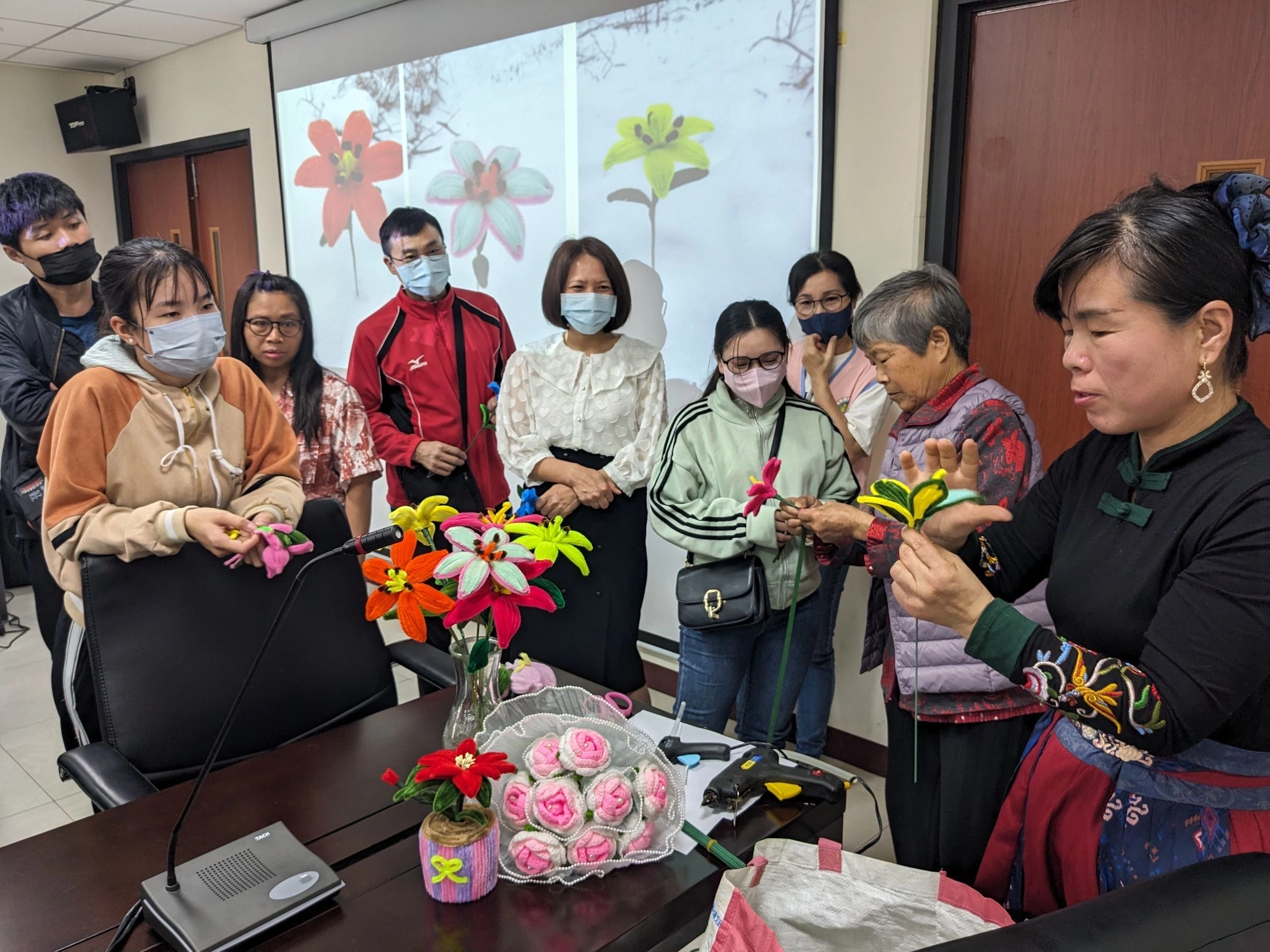第十屆築夢計畫得獎者崔俊歌女士帶領學員以毛根編織出一朵朵美麗的百合花