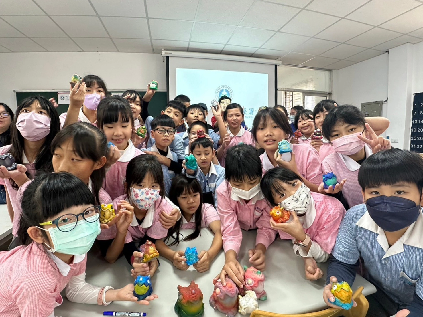 東大附小學生展現龍寶寶公仔成品