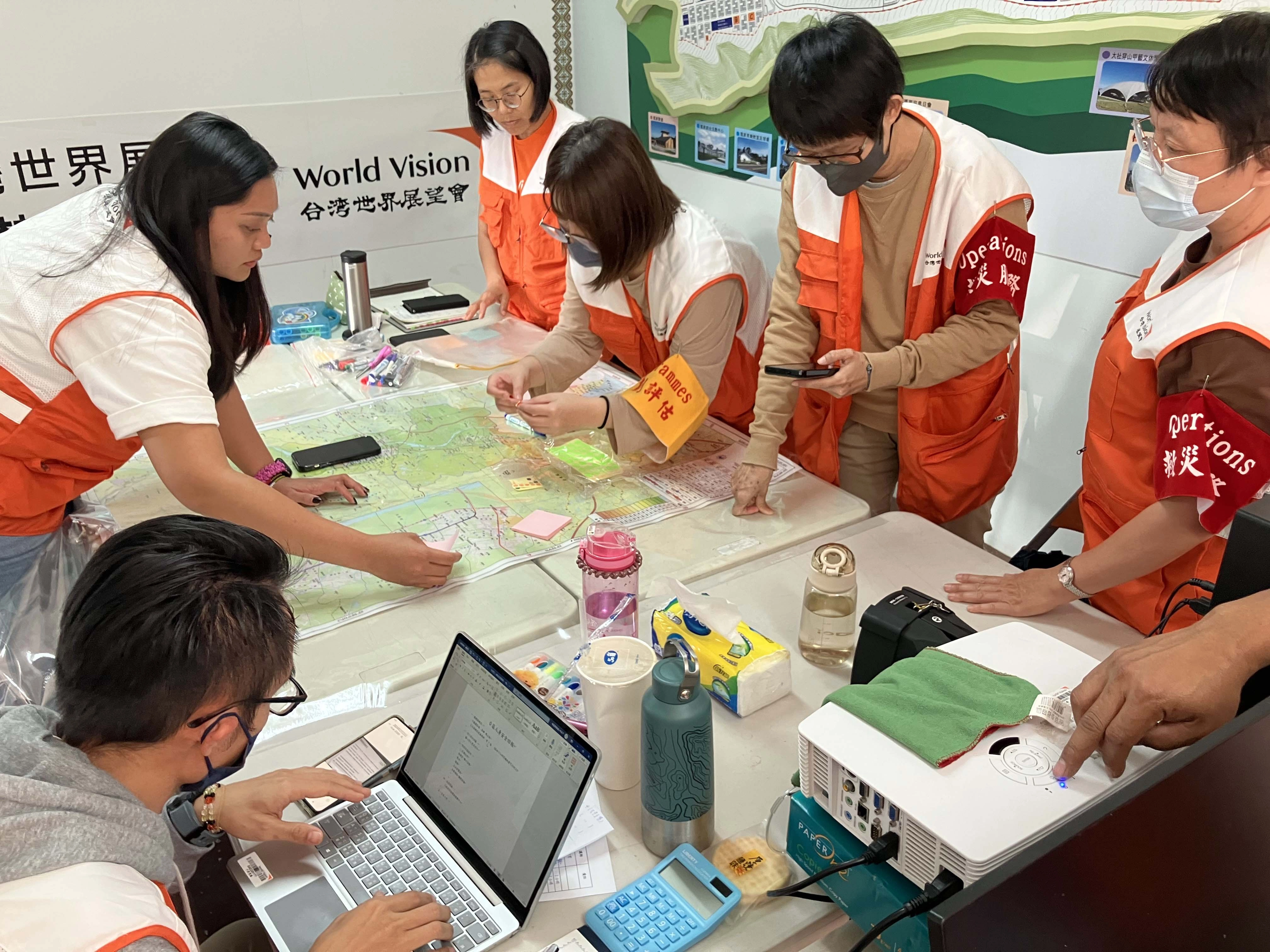 台灣世界展望會緊急救援培訓演練，提升團隊防救災能力。