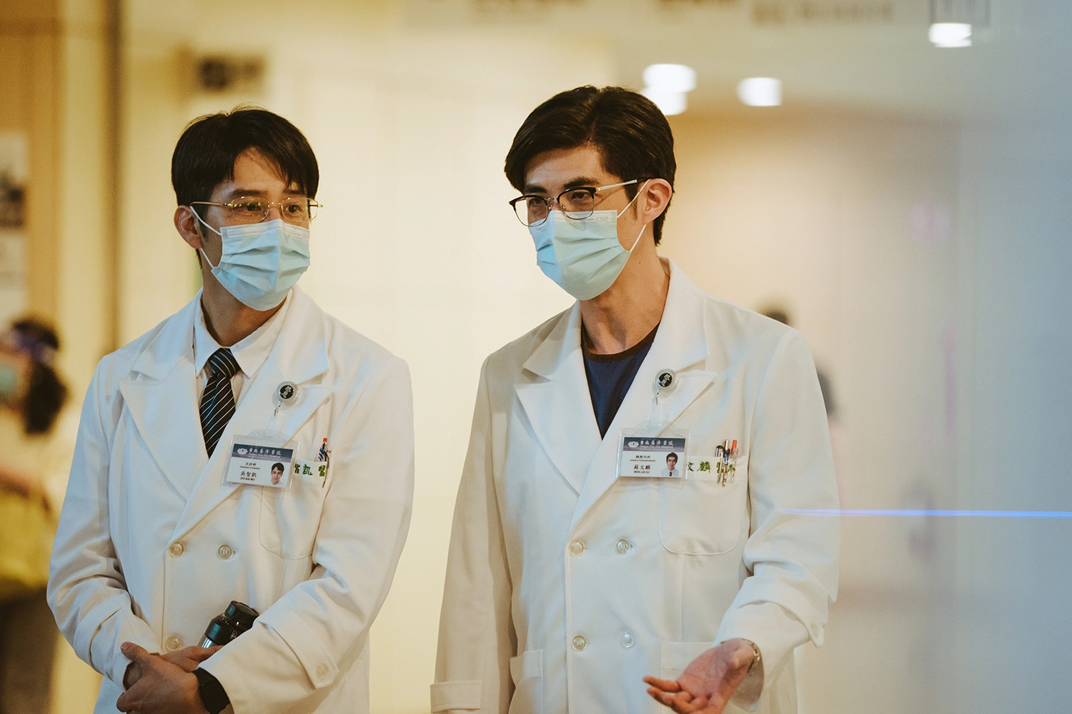 胡宇威、梁正群飾演醫師，兩人聊起在疫情中的堅持。