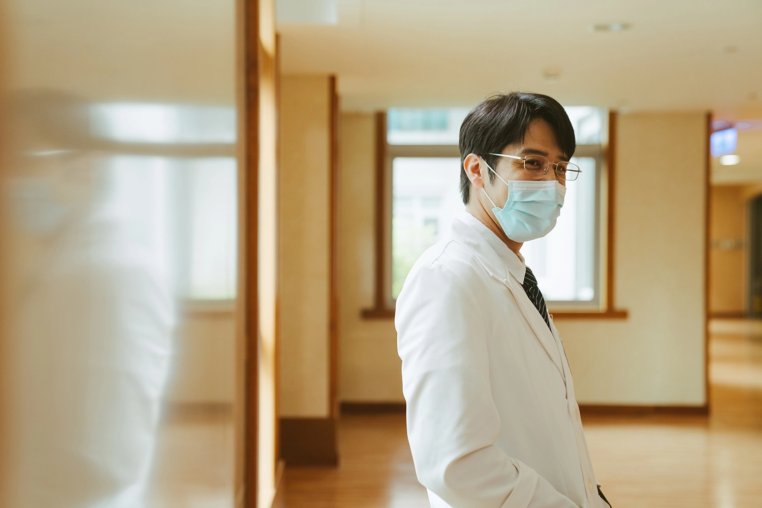 胡宇威飾演醫師，有感而發護理師一整天穿防護衣，不敢喝水也沒辦法上廁所，比醫師辛苦。