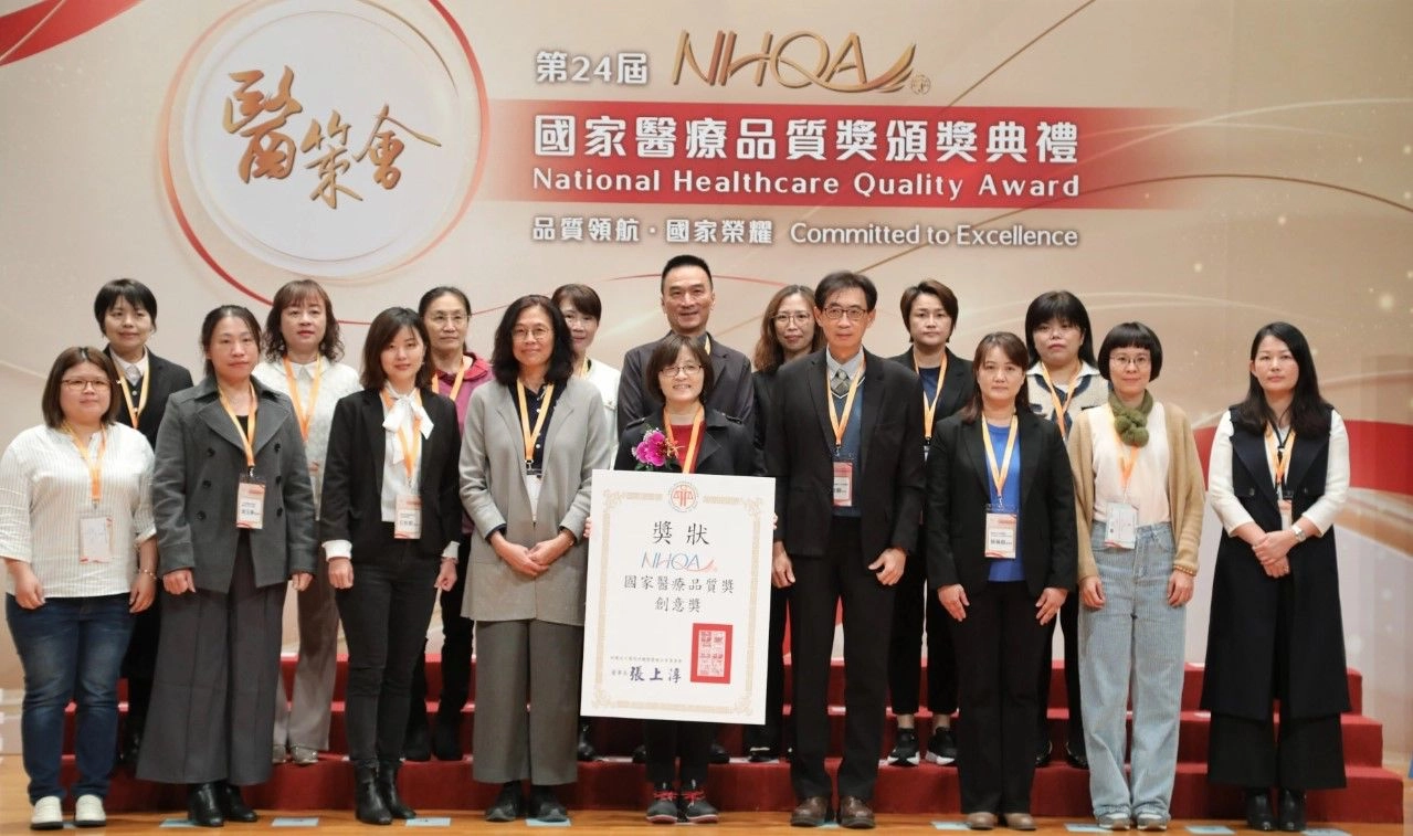 花慈團隊獲創意獎及標章，由醫事室主任林玲珠(前排左四)代表受獎