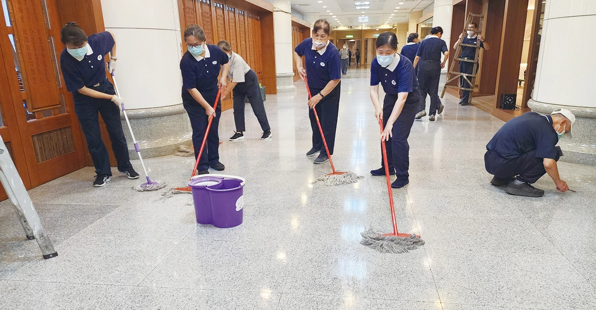 慈濟志工作為台北慈濟醫院後盾，強化各項環境清潔。