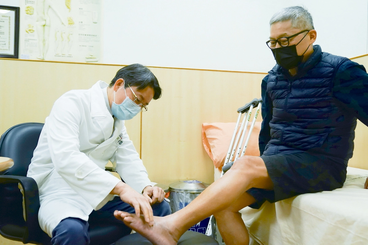 台北慈濟醫院視病猶親，精進專業技術照顧病人。骨科鑽研足踝治療。