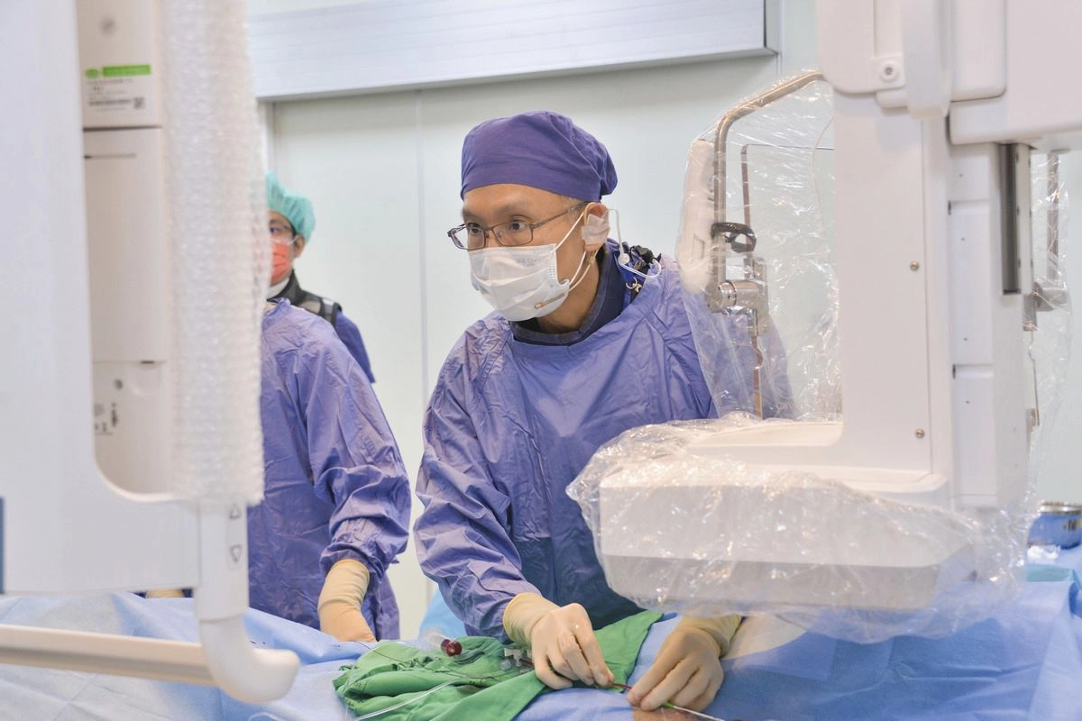 台北慈濟醫院視病猶親，精進專業技術照顧病人。周邊血管中心於研討會中示範中央靜脈介入治療