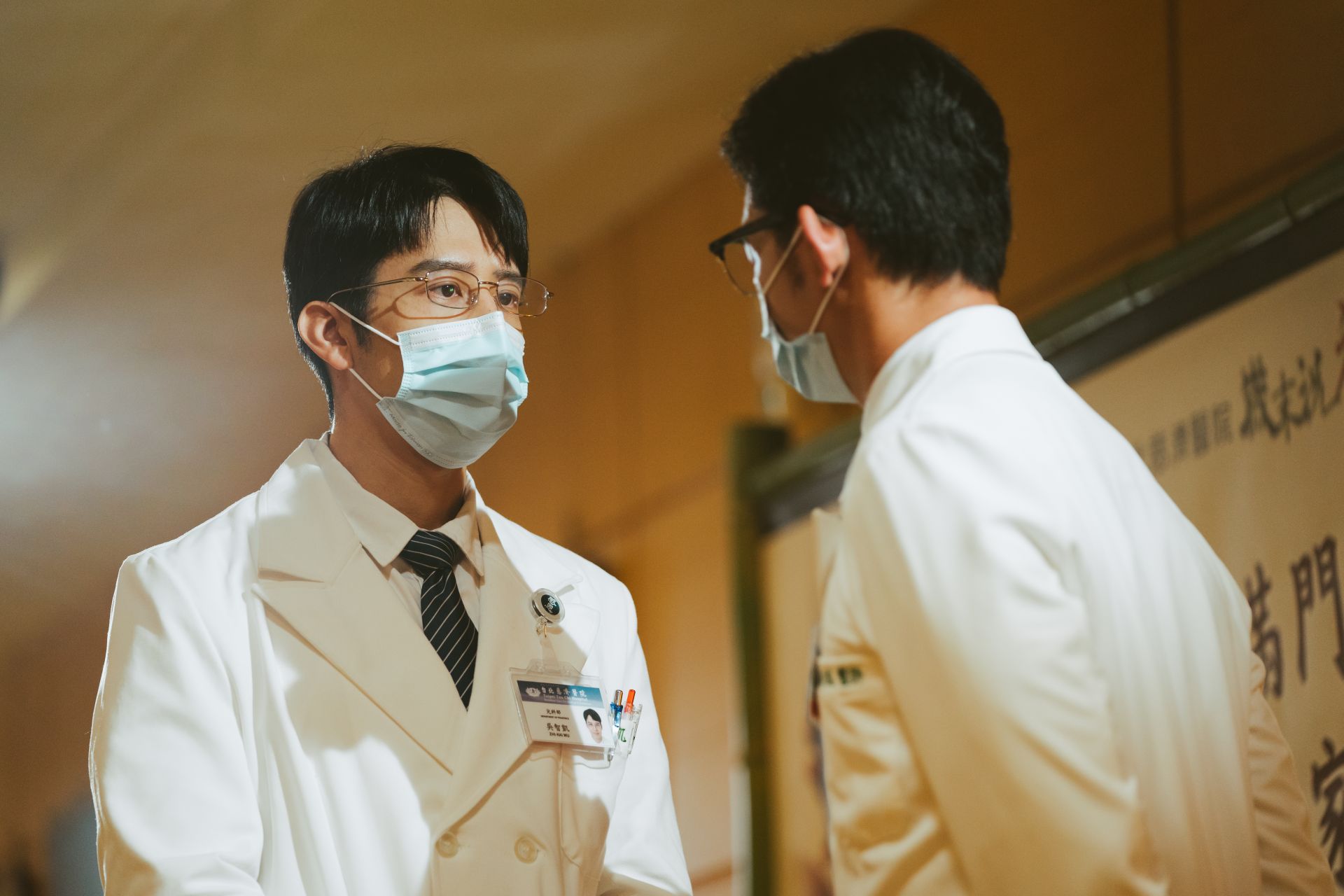 大愛劇《打怪任務》胡宇威(左)與温昇豪，醫生與院長之間的對手戲