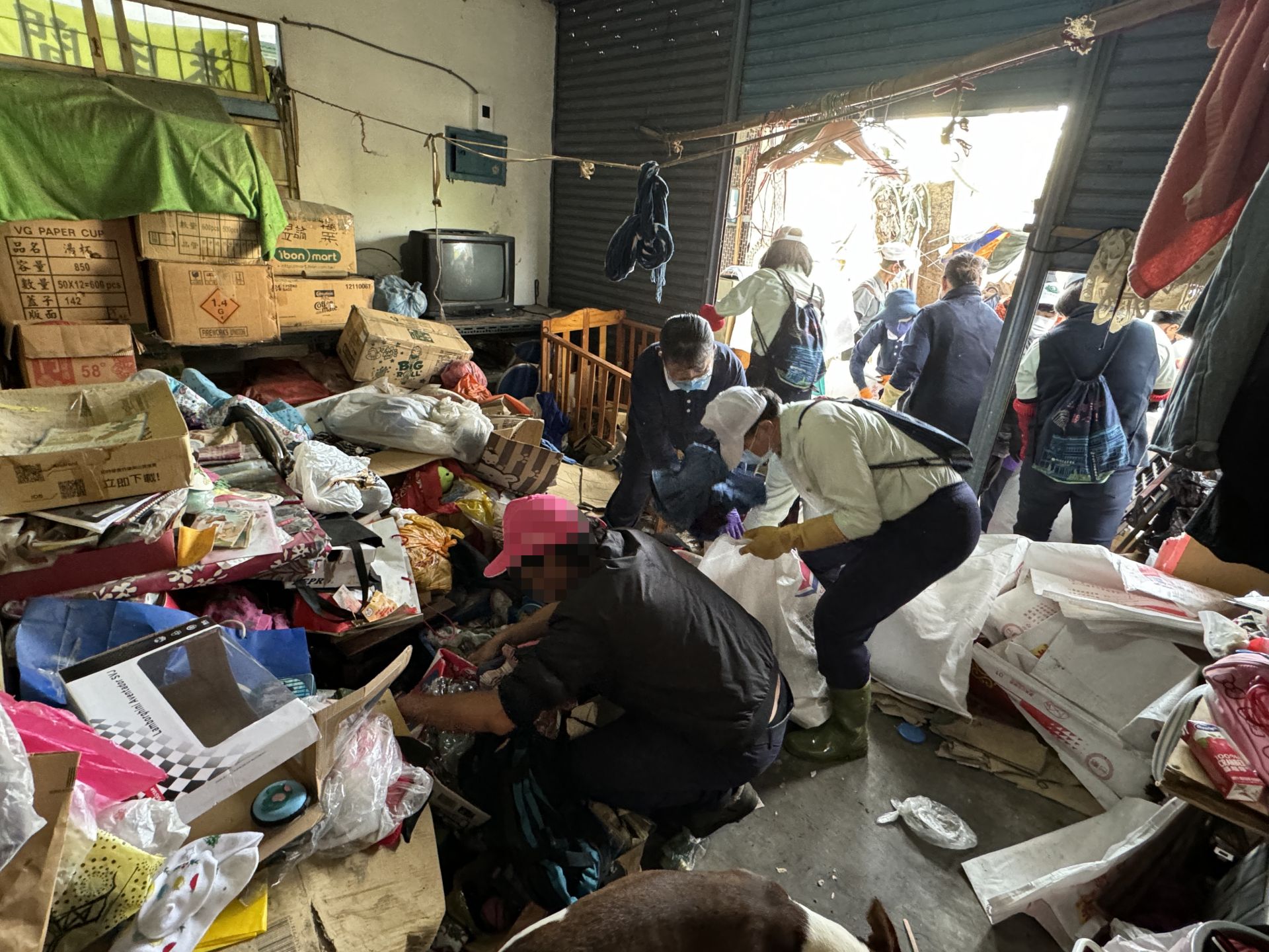斗六慈院醫護同仁、志工在髒亂的環境中協助打掃。