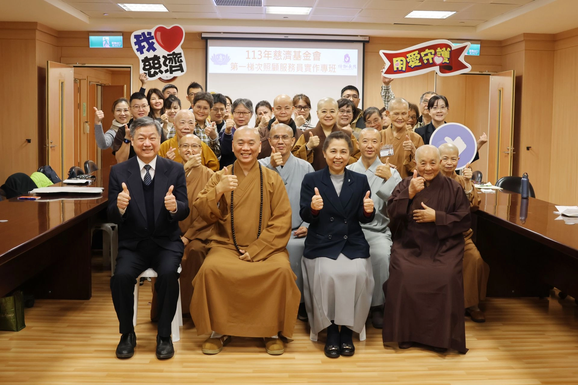慈濟基金會慈善發展處呂芳川主任與僧伽常照協會學員相見歡。