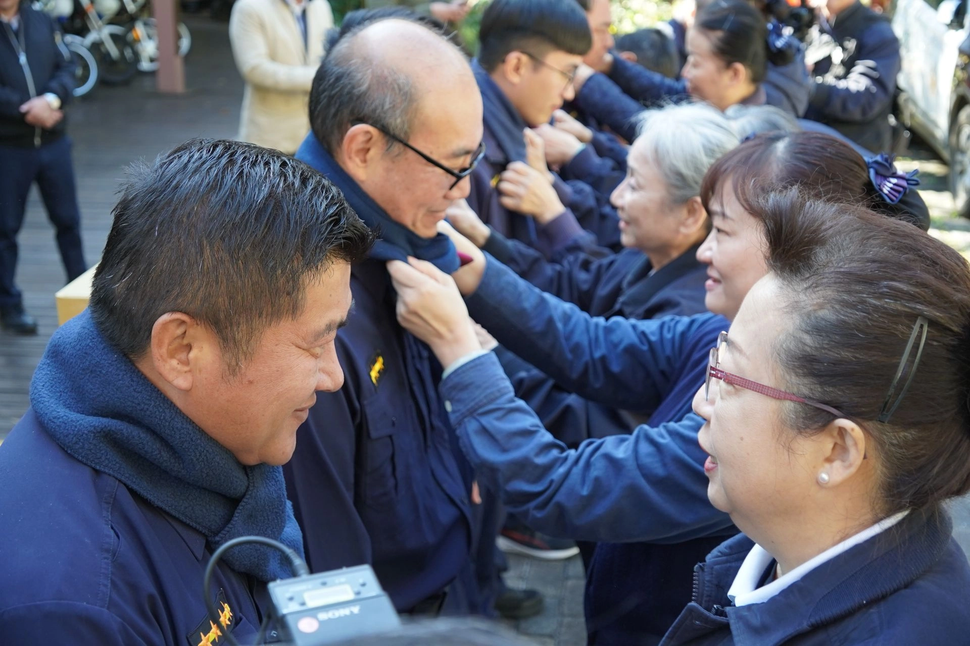 慈濟志工與花蓮縣警察局1月5日上合歡山感恩執行雪季勤務的員警，圖為天祥派出所。