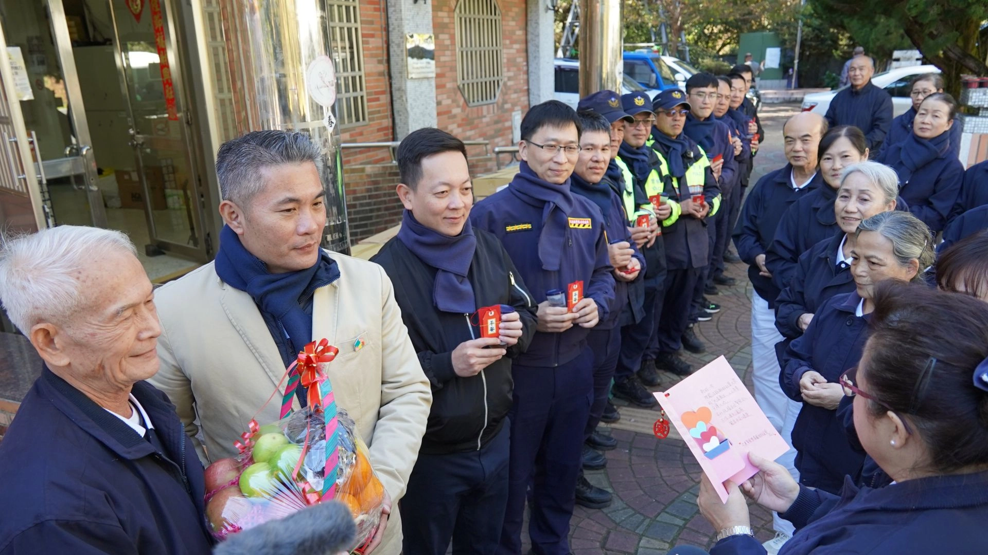 1月5日花蓮縣警察局主任秘書王文生(左二)、交通警察隊長張博皓(左四)、新城分局長吳思翰(左三)以及花蓮慈濟志工，帶著物資到合歡山，圖為合歡派出所。