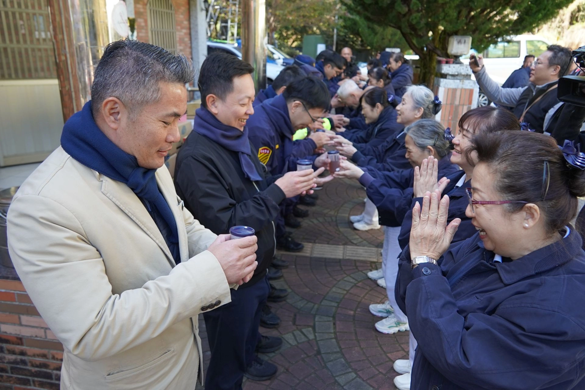 1月5日花蓮縣警察局主任秘書王文生(左一)、交通警察隊長張博皓(左三)、新城分局長吳思翰(左二)以及花蓮慈濟志工，帶著物資到合歡山，圖為合歡派出所。