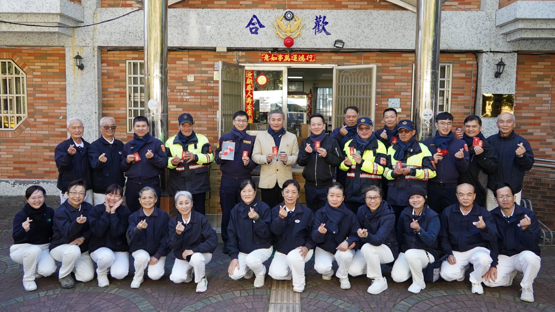 1月5日花蓮縣警察局主任秘書王文生(後排左六)、交通警察隊長張博皓(後排左五)、新城分局長吳思翰(後排左七)以及花蓮慈濟志工，帶著物資到合歡山，圖為合歡派出所