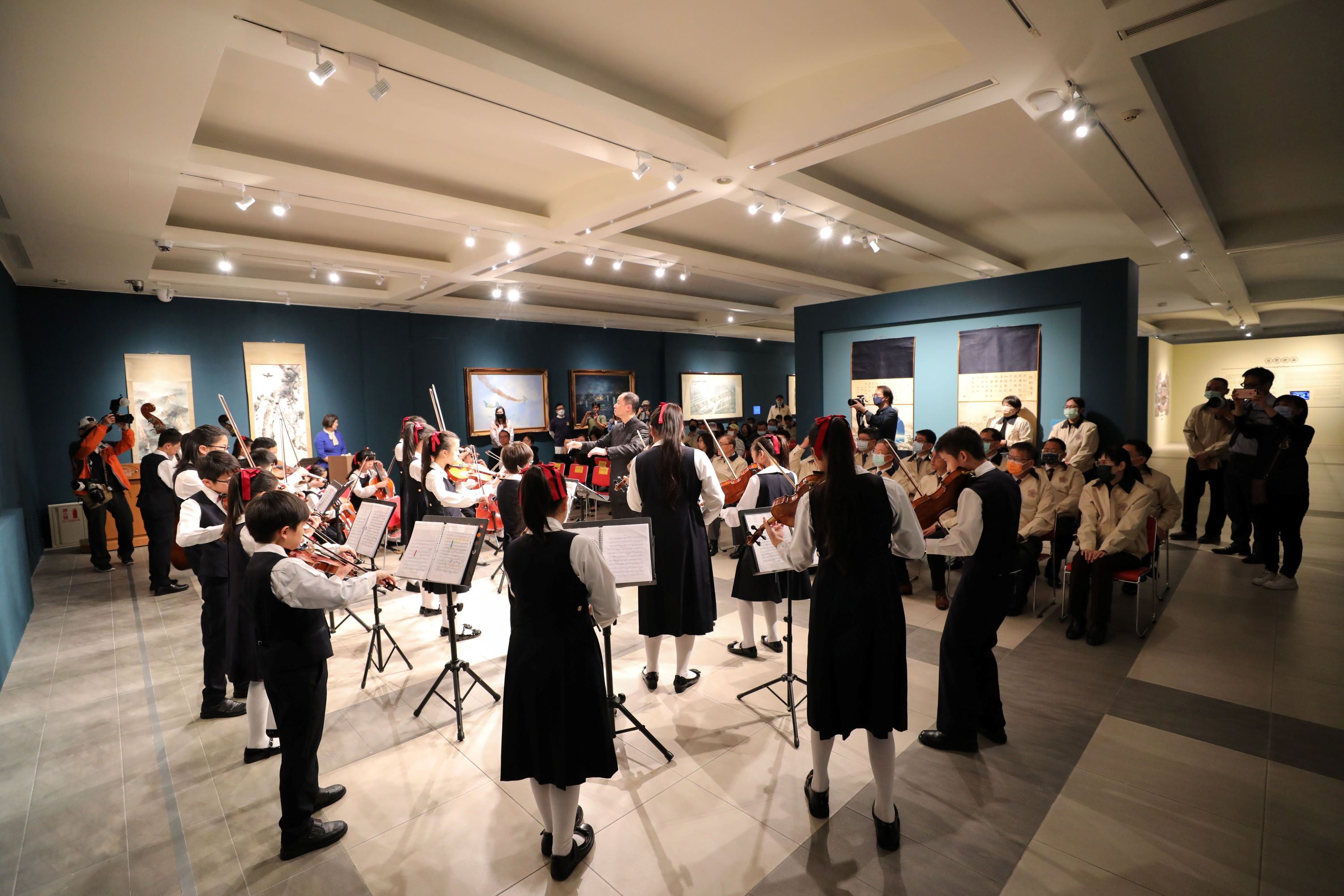 光復國小弦樂團於「島嶼．記憶—描繪臺灣50年」典藏特展開幕表演畫面。
