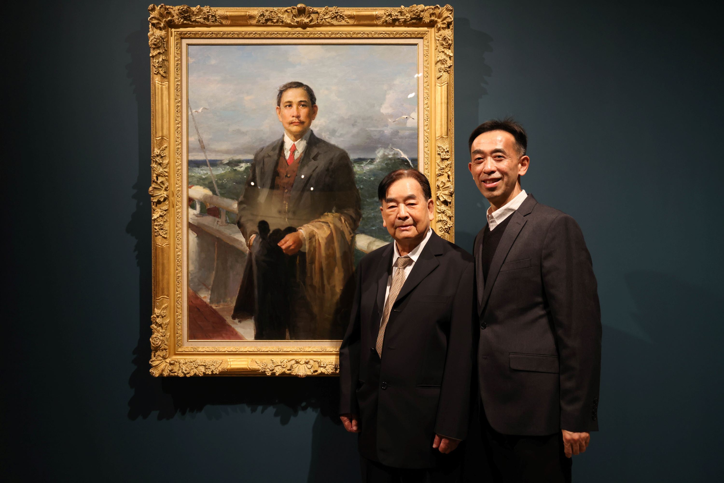 國父紀念館館長王蘭生與藝術家冉茂芹在作品〈孫中山〉前合影。