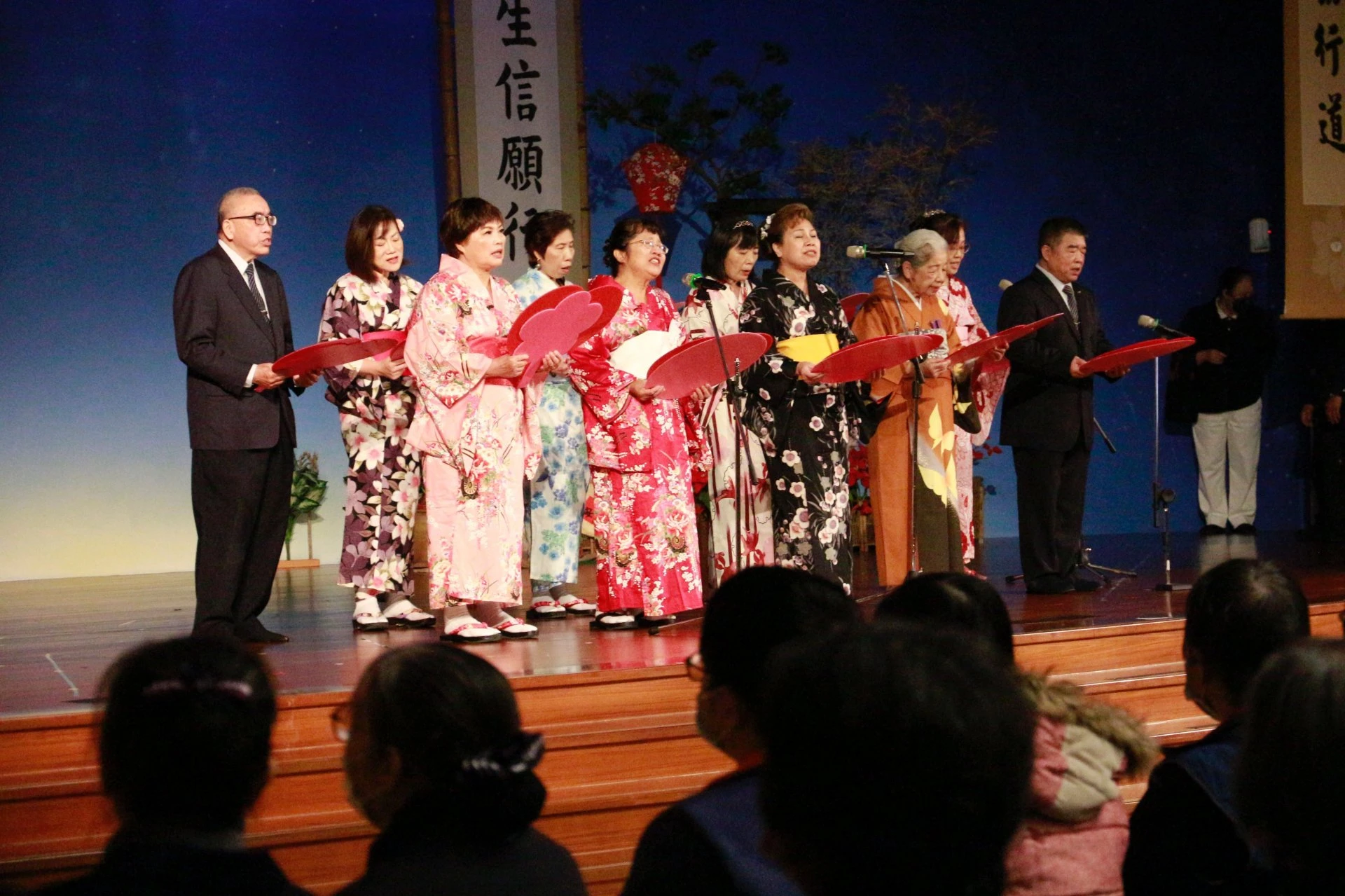 志玄文教基金會日語演歌班級學員盛裝上台表演