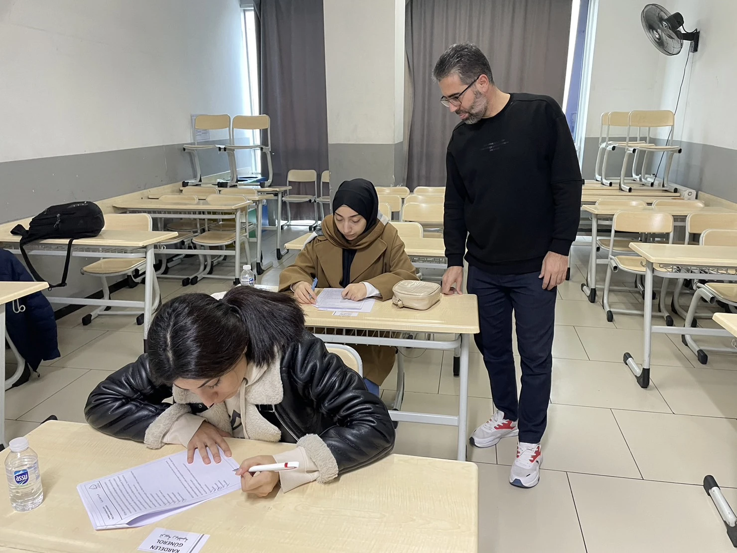 招聘活動中，考生們經歷了筆試和面試的嚴格篩選，無論是阿拉伯文還是土耳其語，展現了他們卓越的教學素養。
