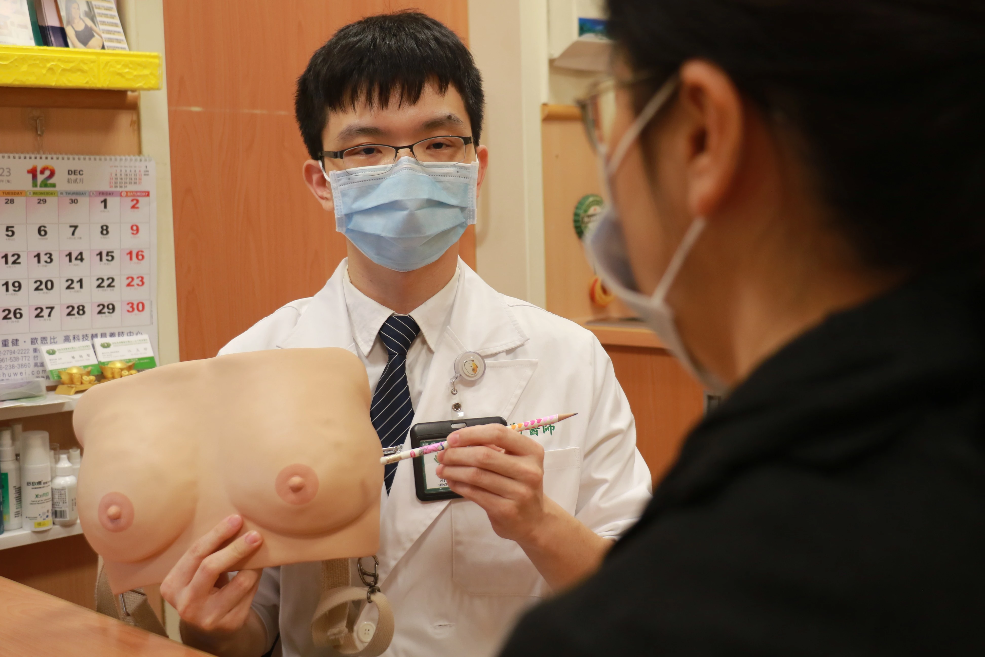 台中慈濟醫院整形外科游騰翔醫師，為病人仔細檢查，並說明乳房下垂的原因。