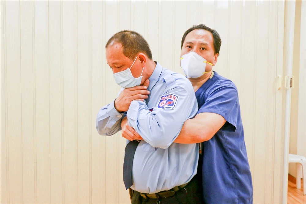 台中慈濟醫院急診醫學科莊浩凌醫師（右）示範成人哈姆立克法，兩手置於肚臍與劍突中間。