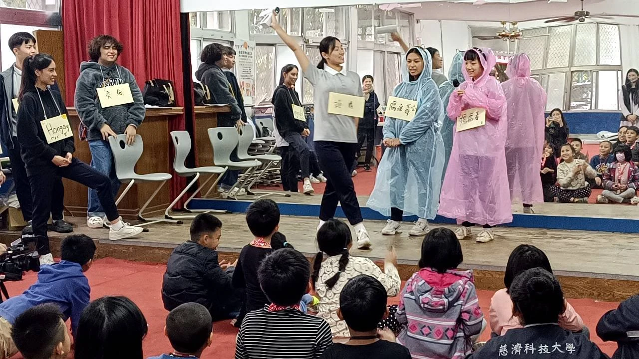 學生穿上雨衣，搭配「腸病毒」、「醫生」、「酒精」等名牌，直接上演如何正確洗手的話劇。