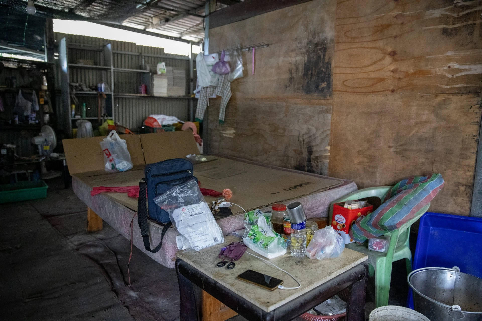 台灣有1.2萬弱勢家庭居住環境惡劣，幾片木板就搭起家。