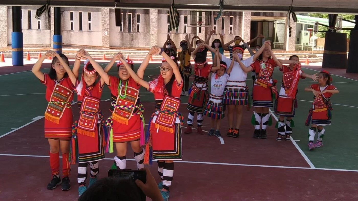 花蓮明廉國小，在Kenuy部落聚所會辦理「豐年祭」，呈現課程中所學習的阿美族樂舞