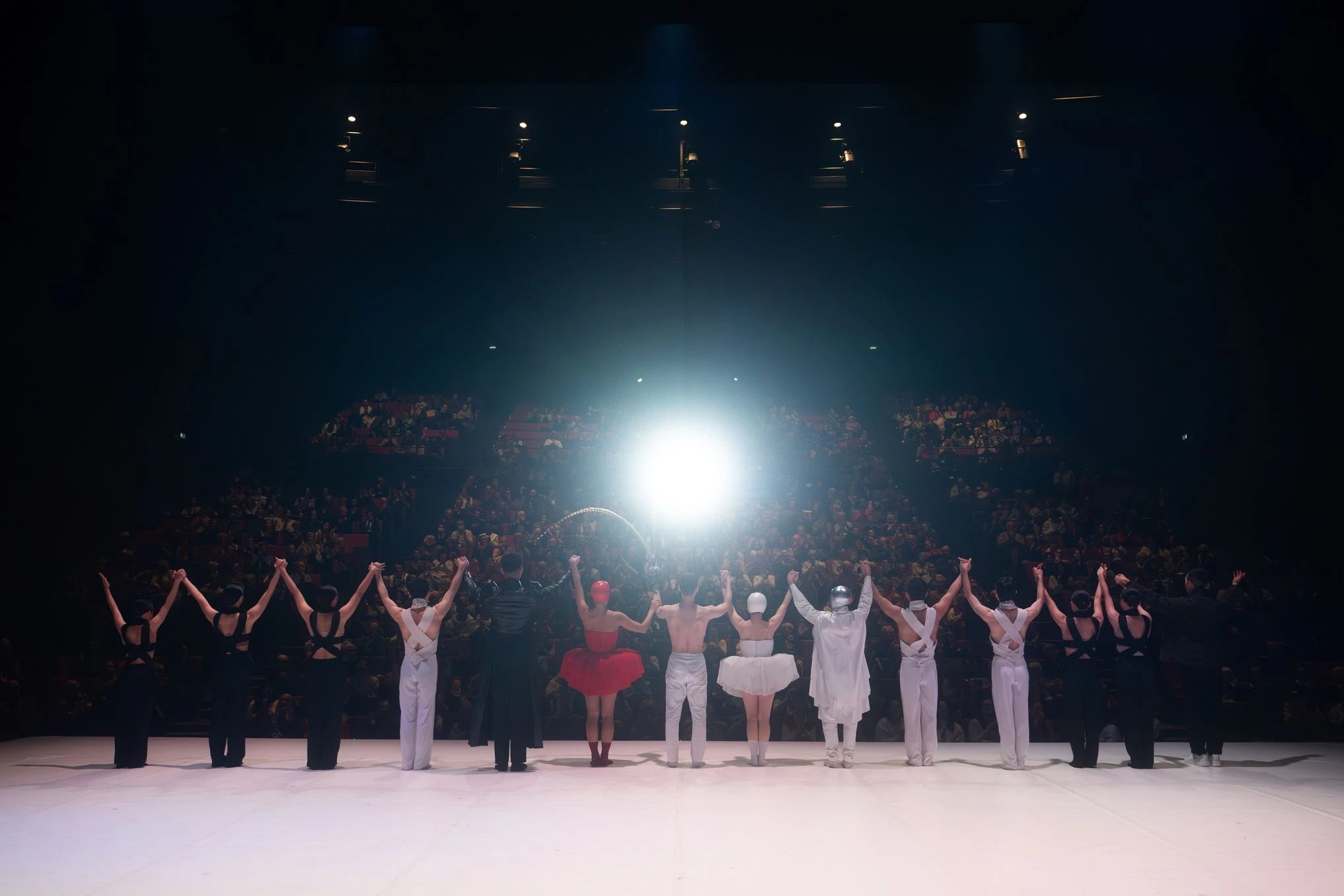 丞舞舞者演後向滿場觀眾致意（Photo credit：Chao Sheng Ho）