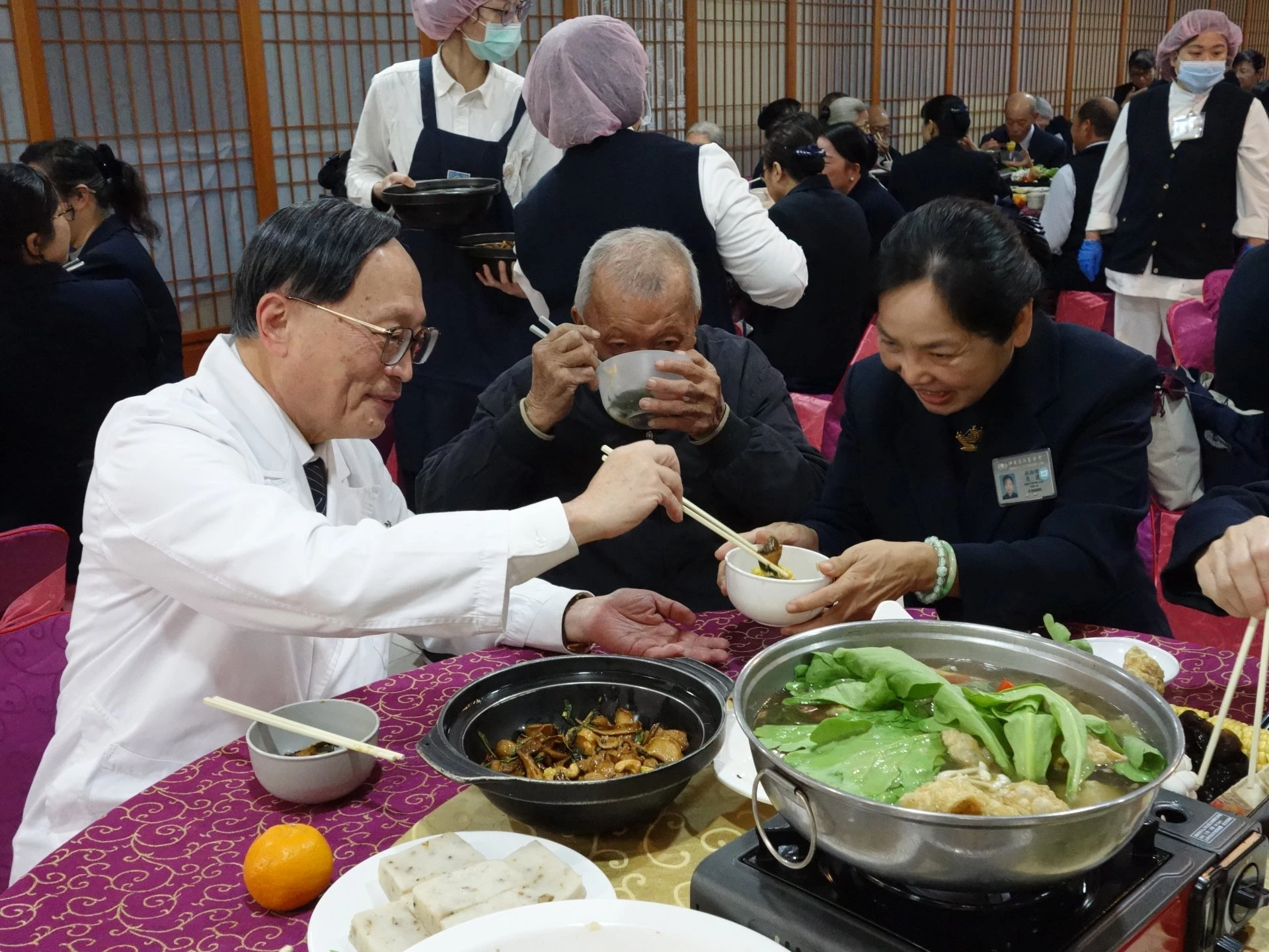 圖說：院長賴寧生親切為志工夾菜服務