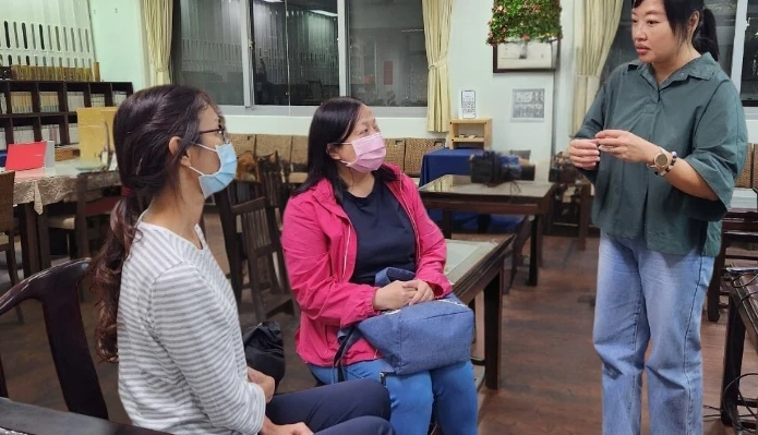 短暫休息時間，家長把握與老師談心機會提問。