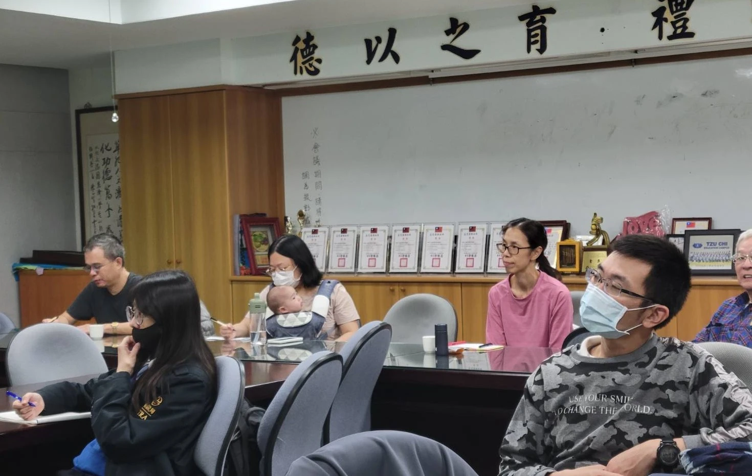 讀懂孩子的心從小小孩開始，家長帶著小貝比一起參加讀書會。