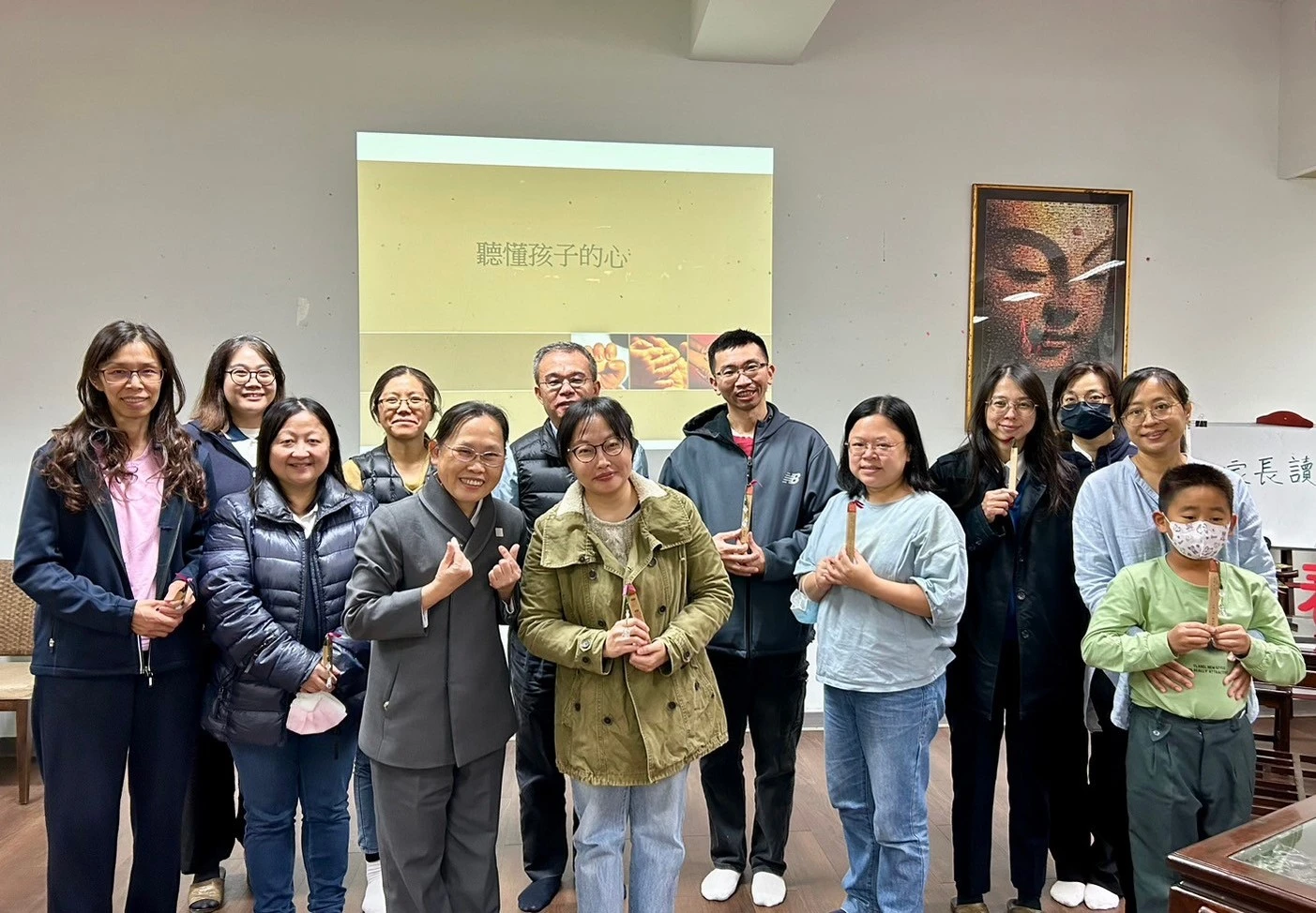 家長是孩子的模，期末特別頒發結緣品鼓勵四場讀書會全勤的家長。_0