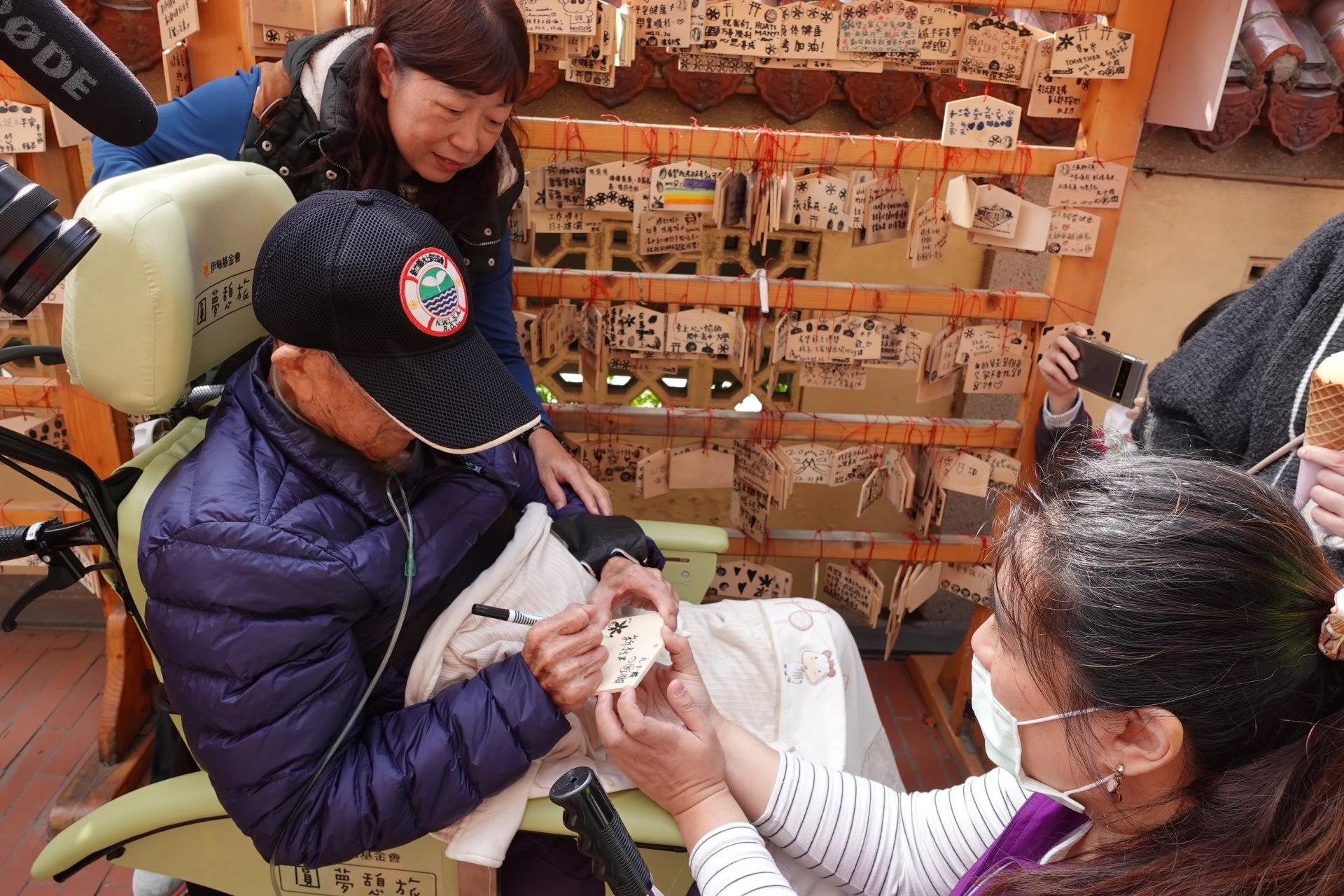 伊甸圓夢憩旅帶阿公舊地重遊，回到多年前與家人一起出遊的日月潭，坐渡輪憶當年。