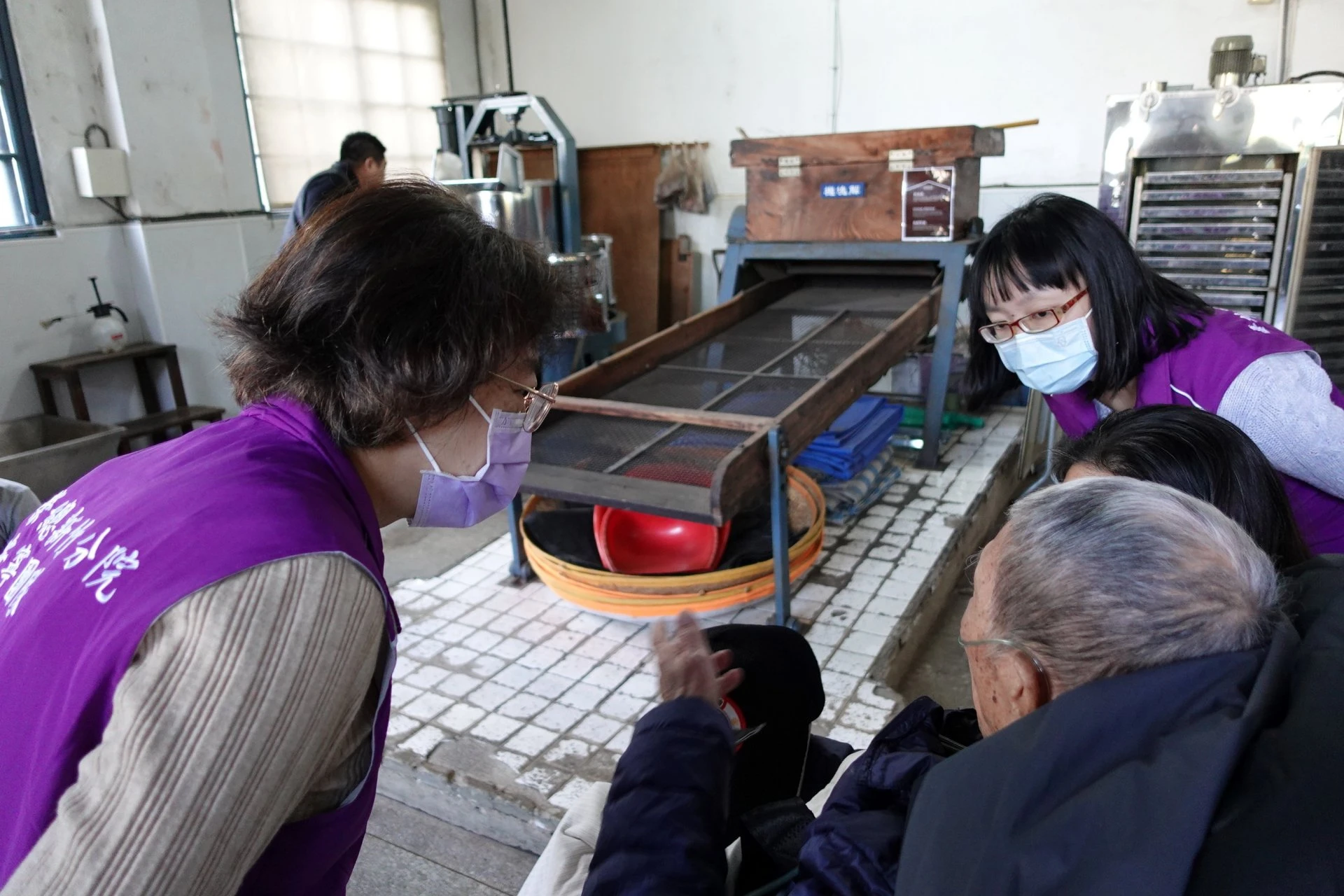 黃阿公受過日本教育，伊甸圓夢憩旅帶黃阿公來到日本建築的梧棲出張所回味過往，並在許願板上寫下好好活著的心願。