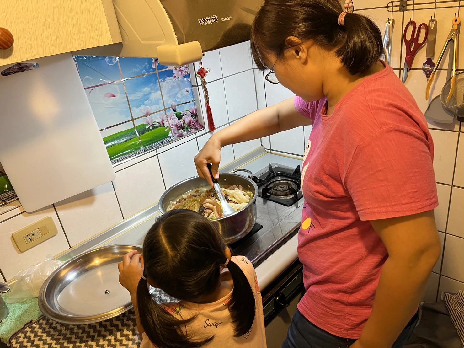台灣世界展望會的營養扶助金與親職教育，讓潔潔媽媽對食物有更多認識，雖然環境困苦，但還是要讓孩子吃得均衡營養。