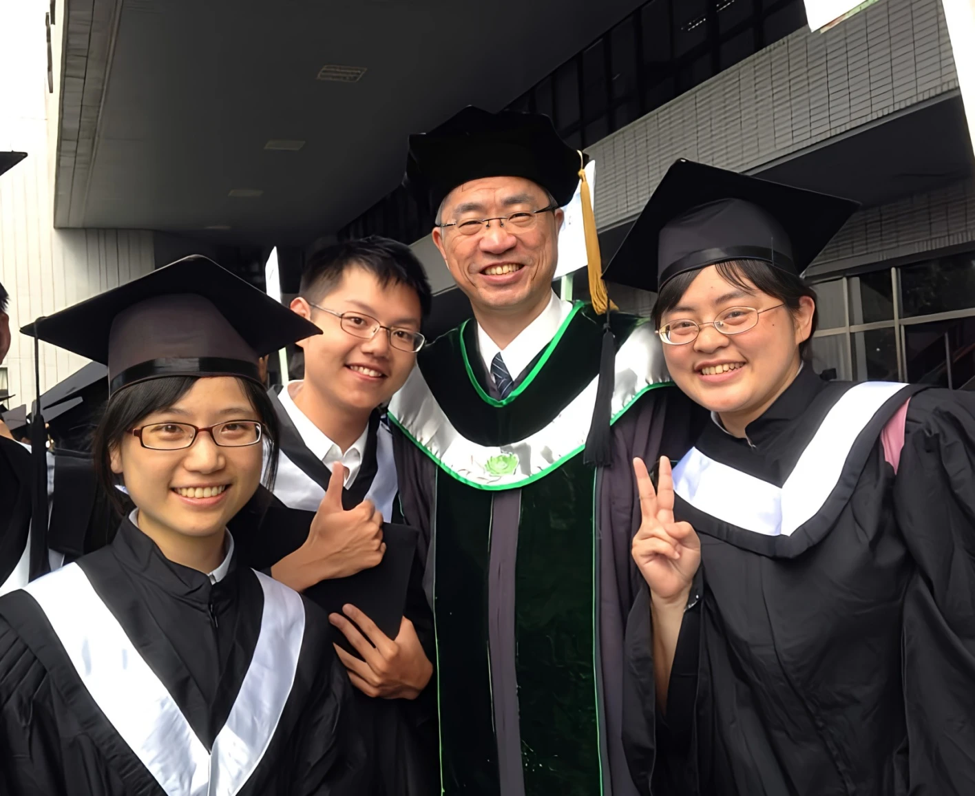 慈濟大學醫學院院長陳宗鷹（右二），深受學生喜愛，圖為與醫學系畢業生合影。