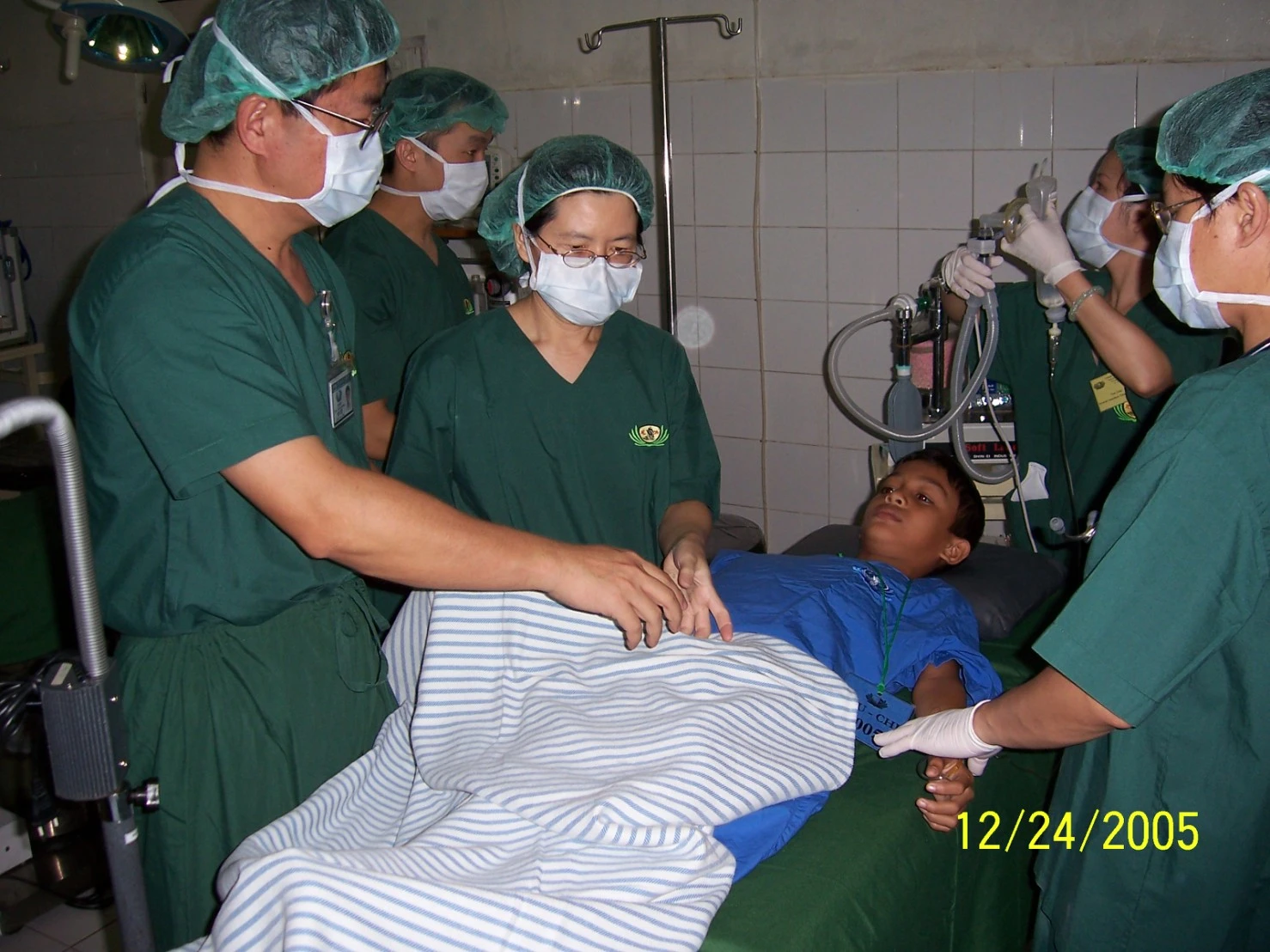 陳宗鷹（左一）也曾在印尼亞齊大海嘯後，與慈濟人醫會前往義診，一天內即進行高達一百檯手術的麻醉。
