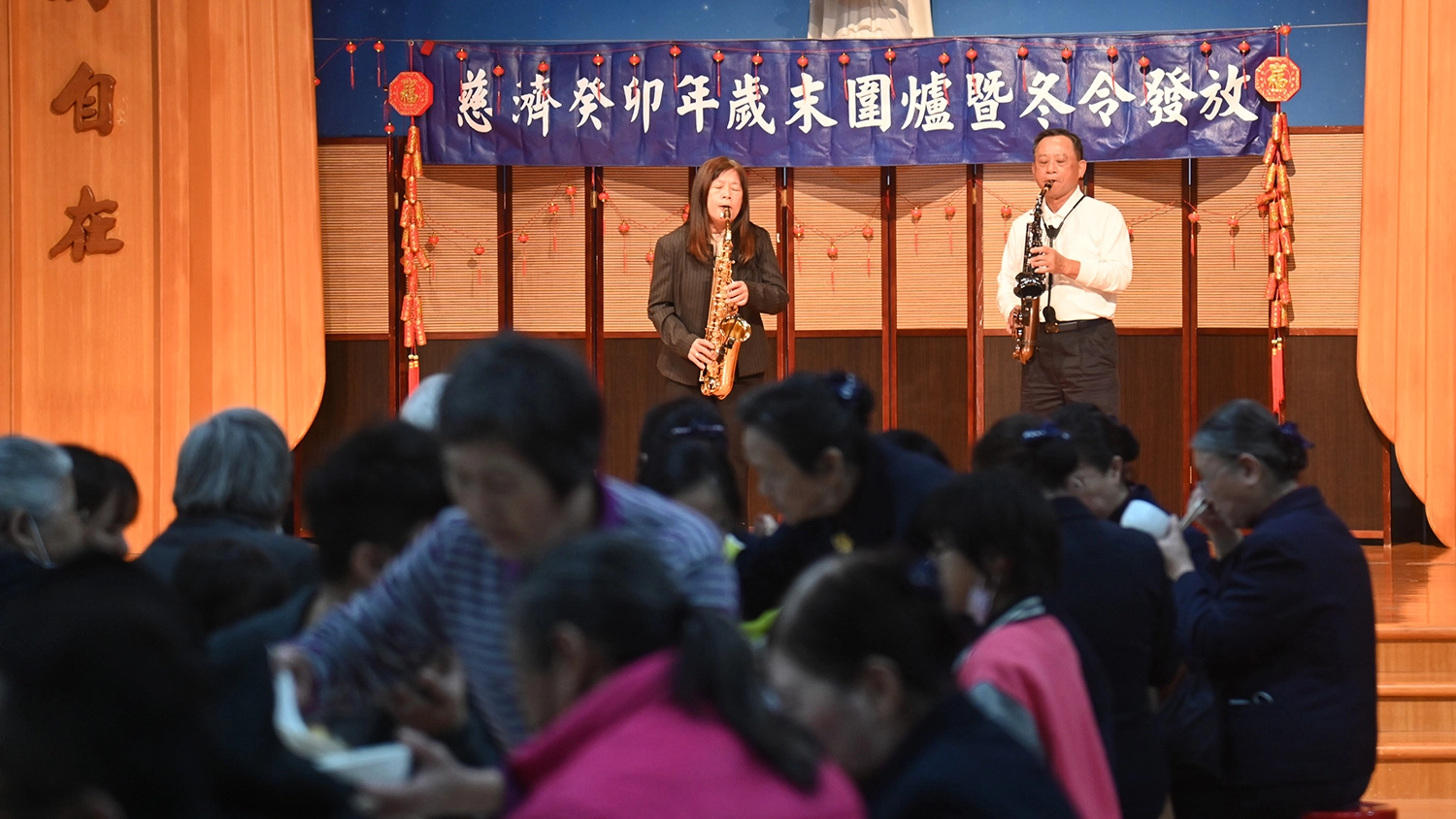 宜蘭慈濟1月21日在羅東聯絡處舉辦冬令發放圍爐。(圖為慈濟基金會提供)