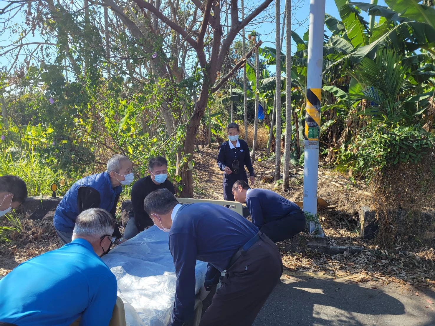 志工運送輔具到果園前，貨車無法直達到案家。