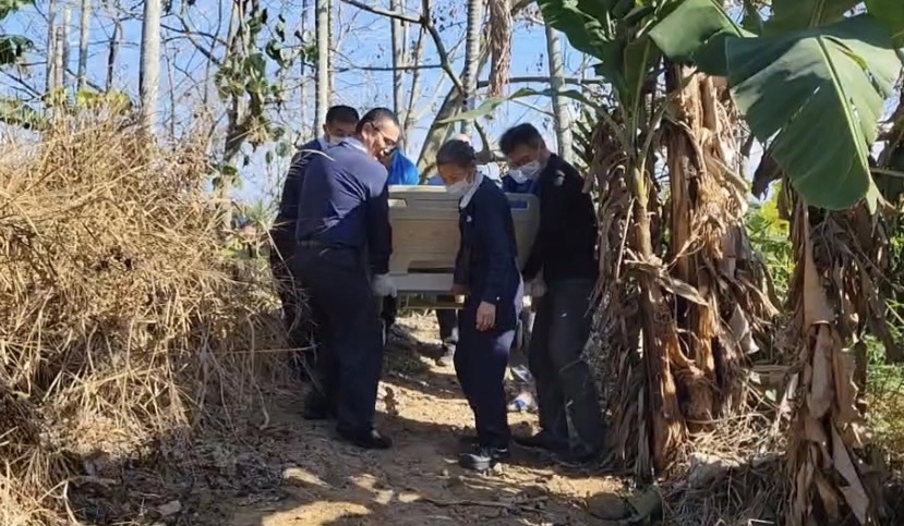 志工徒步合力搬運，經過顛簸不平的香蕉園，高低起伏較大，一路上要搬起沈重的醫療床行走。