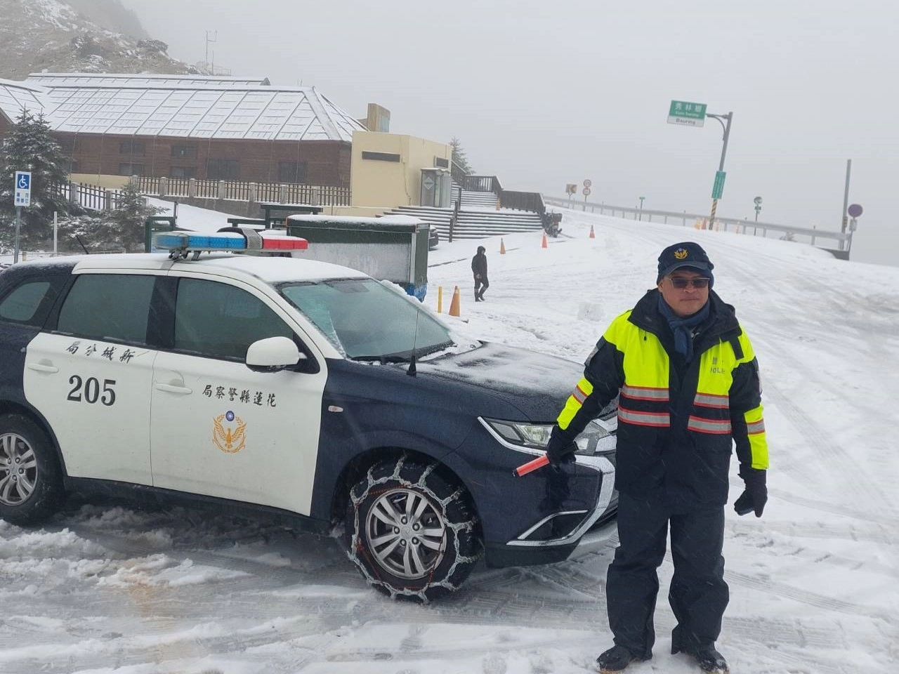 1月23日合歡山下雪，員警在寒風低溫中執勤、協助民眾。
