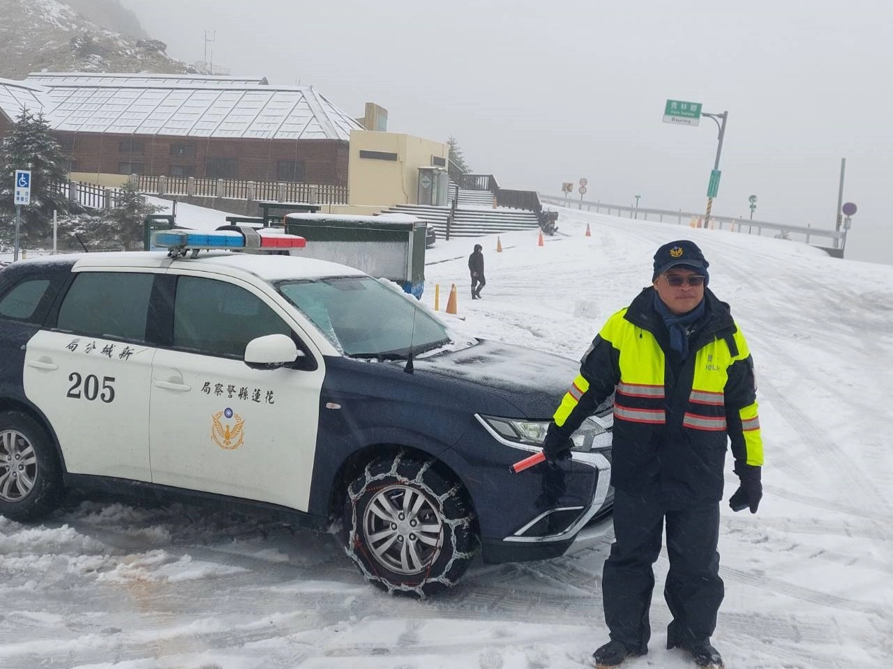 慈濟環保圍巾溫暖合歡山員警雪季勤務身心