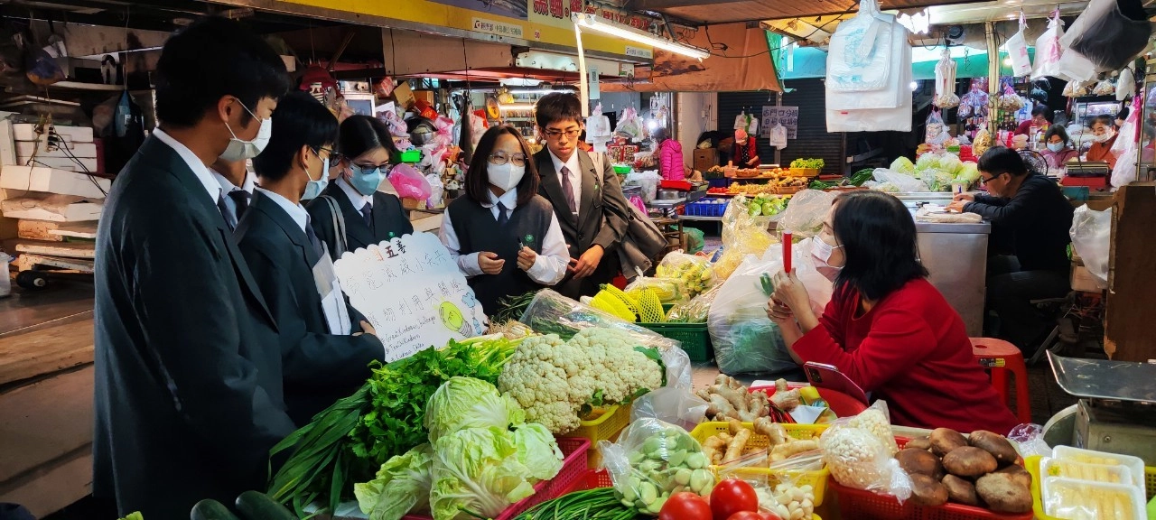 熱鬧的水仙宮市場多了臺南慈中同學們送春聯結緣的身影而更加溫暖。