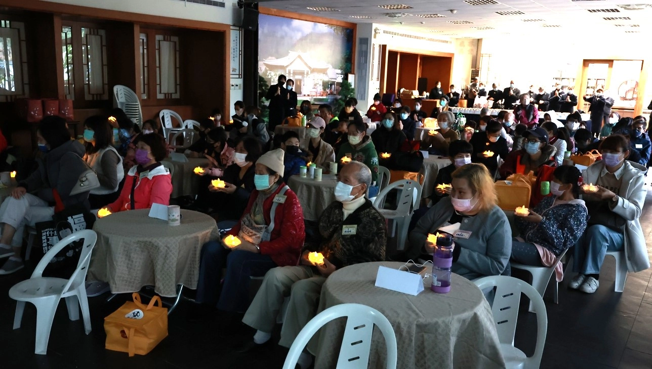 臺北市內湖區慈濟志工舉辦歲末祝福感恩會，還結合冬令發放特別邀約內湖社區感恩戶一同參加。